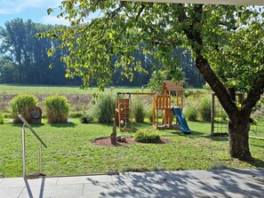 Children’s area - Comfortable 3-room vacation apartment with a view of nature near Würzburg (Himmelstadt)
