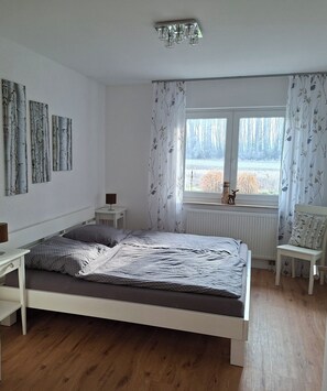 Travel cot, free WiFi, bed sheets - Comfortable 3-room vacation apartment with a view of nature near Würzburg (Himmelstadt)