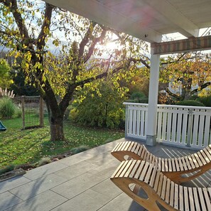 Terrace/patio - Comfortable 3-room vacation apartment with a view of nature near Würzburg (Himmelstadt)
