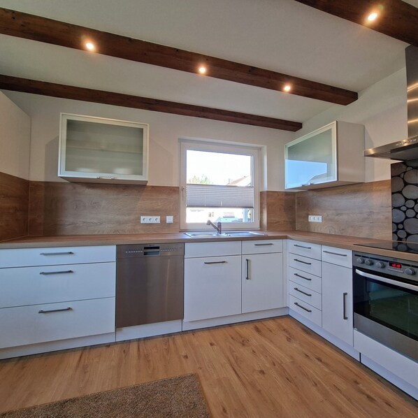 Fridge, microwave, oven, stovetop - Comfortable 3-room vacation apartment with a view of nature near Würzburg (Himmelstadt)