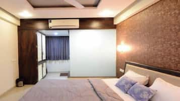 Deluxe Double or Twin Room | Egyptian cotton sheets, premium bedding, memory-foam beds, desk