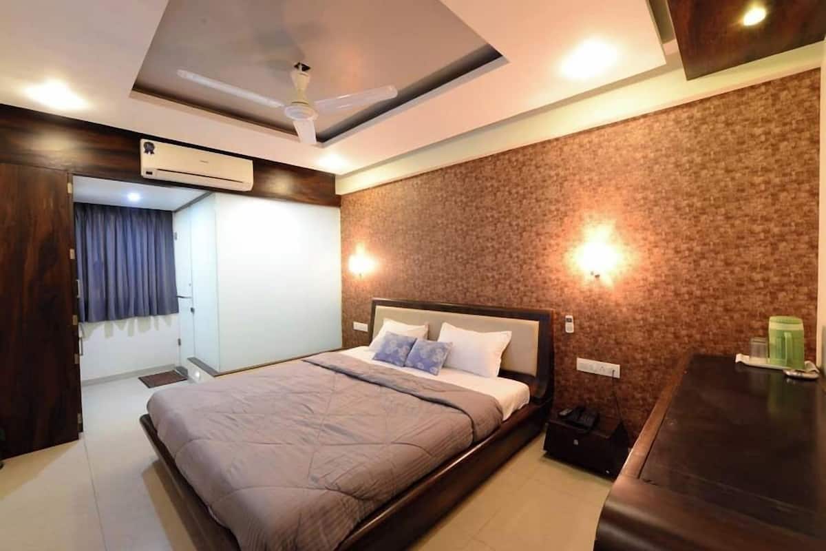 Deluxe Room | Egyptian cotton sheets, premium bedding, memory-foam beds, desk