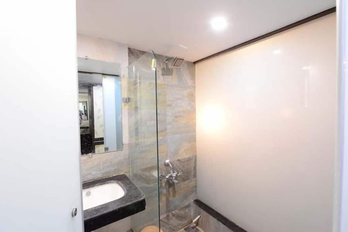 Deluxe Double or Twin Room | Bathroom | Shower, rainfall showerhead, free toiletries, towels