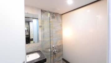 Shower, rainfall showerhead, free toiletries, towels