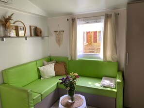 Living area - Comfortable mobile home in the south of France - perfect family vacation near the beach (Vias)