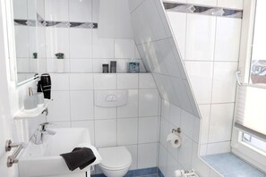 Shower, hair dryer, towels - Villa Liewald – Apartment “Inselflair” with Central Location and Island Views (Norderney)