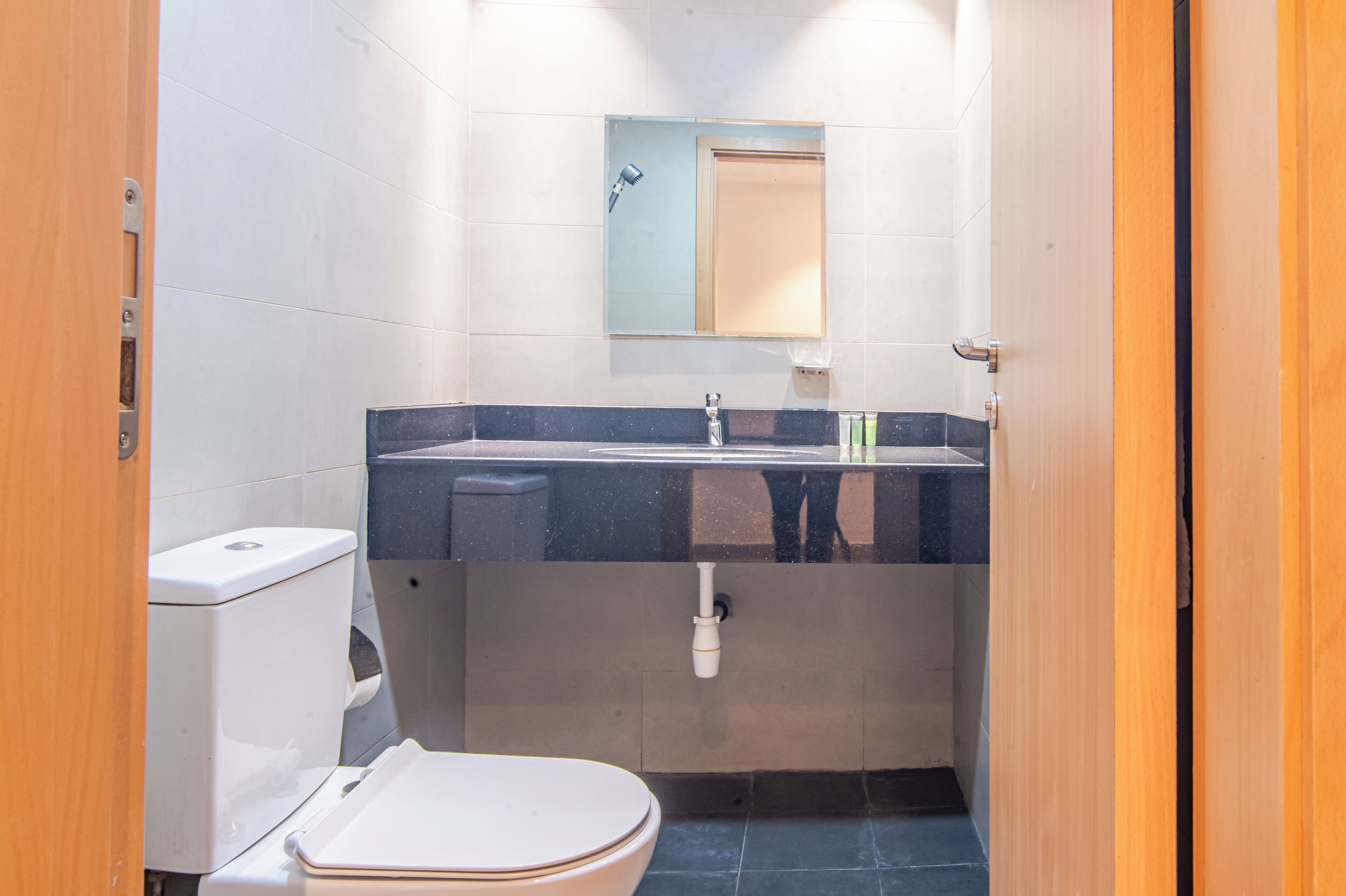 Douche, séchoir à cheveux, serviettes fournies, papier de toilette