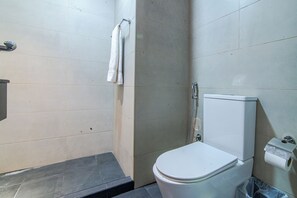 Shower, hair dryer, towels, toilet paper - Bright 2-bedroom apartment in Dubai water front creek harbour view (Dubai)