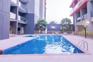 Pool - Bright 2-bedroom apartment in Dubai water front creek harbour view (Dubai)