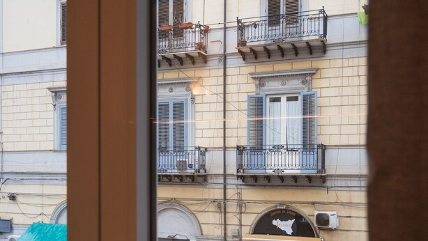 Ein Blick auf ein Gebäude, im Erdgeschoss befindet sich das Restaurant 'Sapori di Piana'.