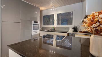 Réfrigérateur, four, plaque de cuisson, lave-vaisselle