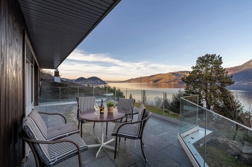 Lake & Mountain View Villa | 15min to Interlaken