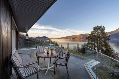 Lake & Mountain View Villa | 15min to Interlaken