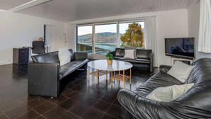 TV, offices - Lake & Mountain View Villa | 15min to Interlaken (Spiez)