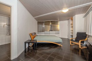 3 bedrooms, desk, travel cot, WiFi