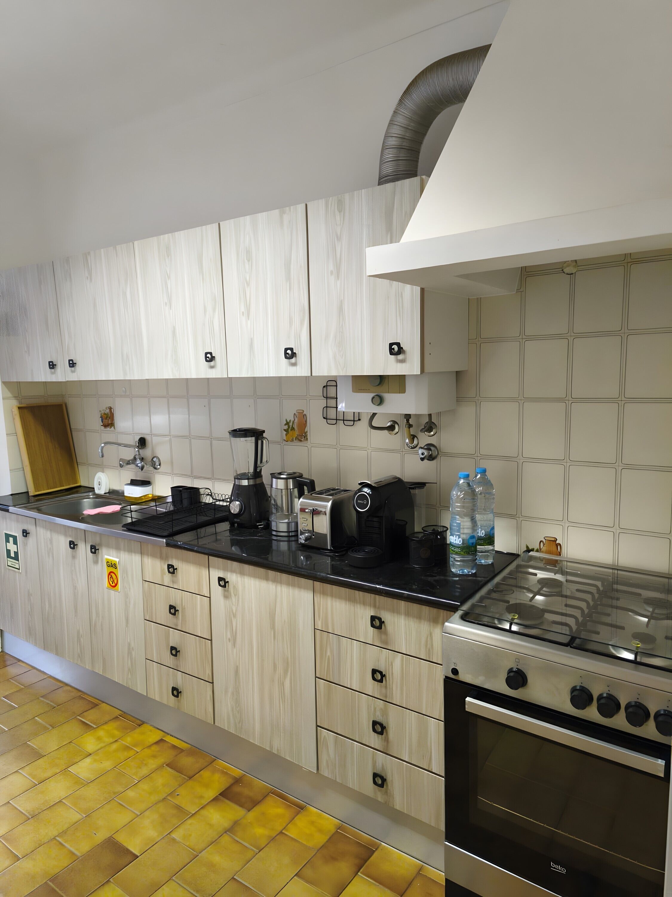 Geladeira, micro-ondas, fogão, cooktop