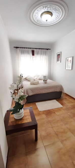 Een strijkplank/strijkijzer, wifi, beddengoed