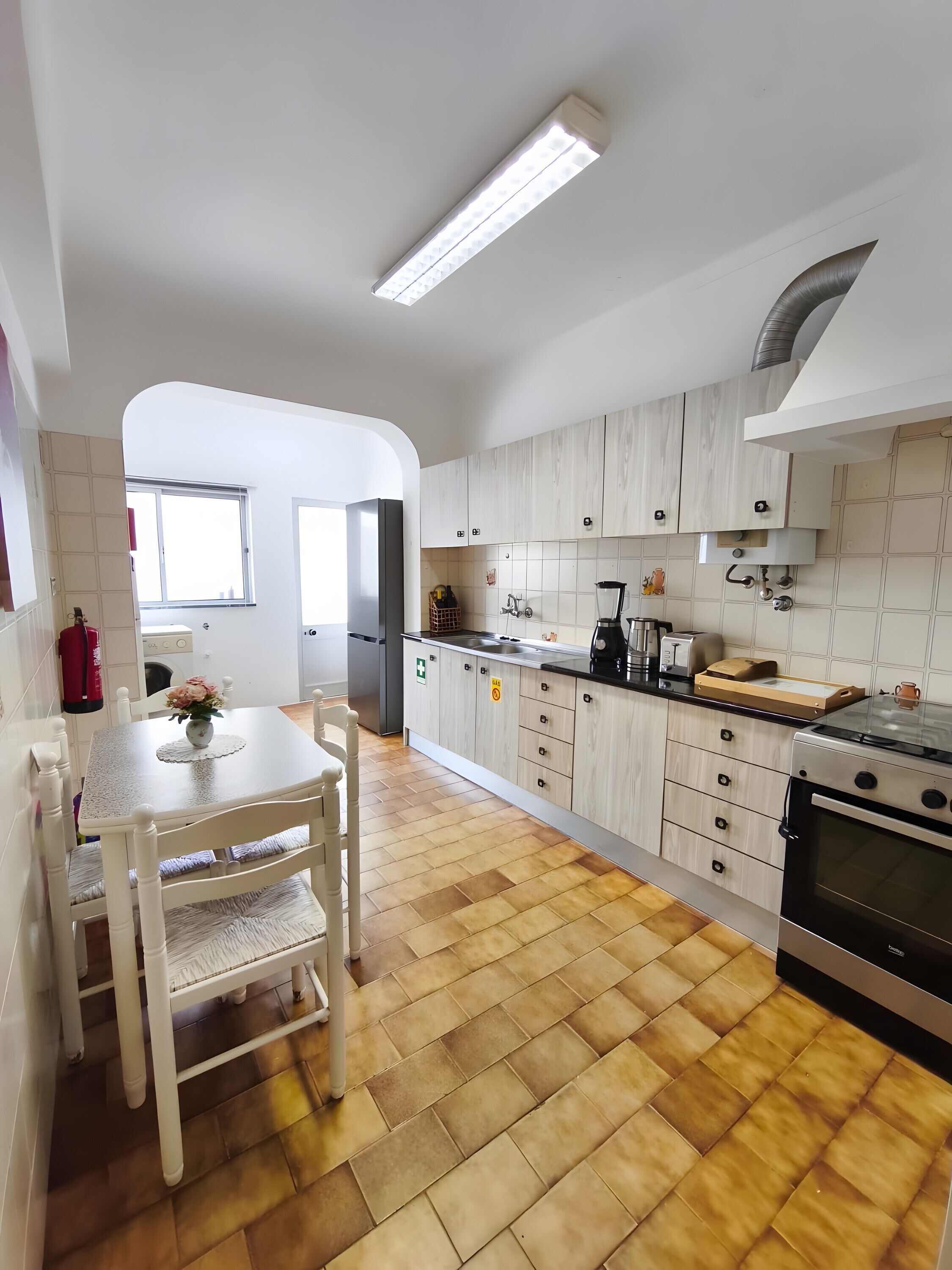 Geladeira, micro-ondas, fogão, cooktop