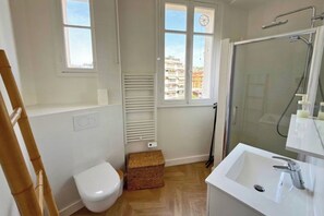 Douche, serviettes fournies, savon, papier toilette