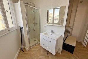Shower, towels, soap, toilet paper - Appartement de standing -centre- ville de Nice (Nice)