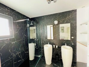 Shower, hair dryer, towels, toilet paper - Villa Livia swimming pool, Beach 500 m, sea view (Albitreccia)