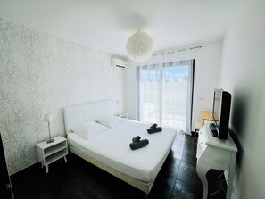Desk, iron/ironing board, WiFi, bed sheets