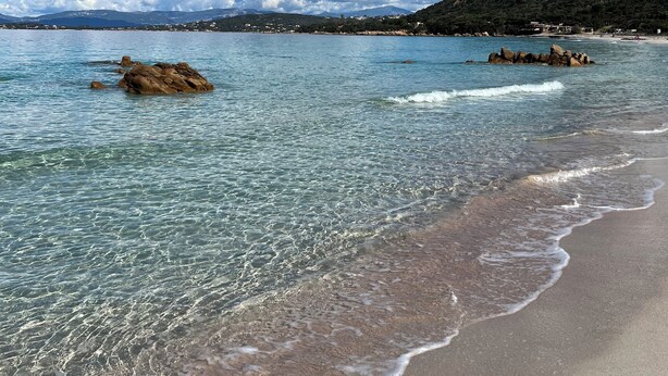 A beach with clear water, a rocky outcrop, and a distant hill. - Villa Livia swimming pool, Beach 500 m, sea view (Albitreccia)