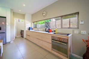 ميكروويف، فرن، موقد طهي مسطح، غسالة أطباق