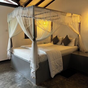 Desk, laptop workspace, free WiFi - The Shell Unawatuna (Unawatuna)