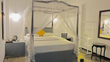 Desk, laptop workspace, free WiFi