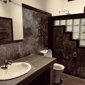 Chambre Triple Standard, patio | Salle de bain