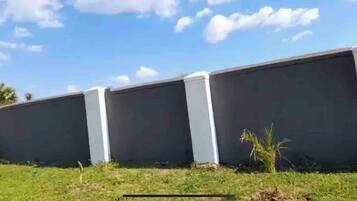 المنطقة المحيطة بالمنشأة