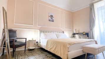 Minibar, escritorio y espacio para trabajar con laptop