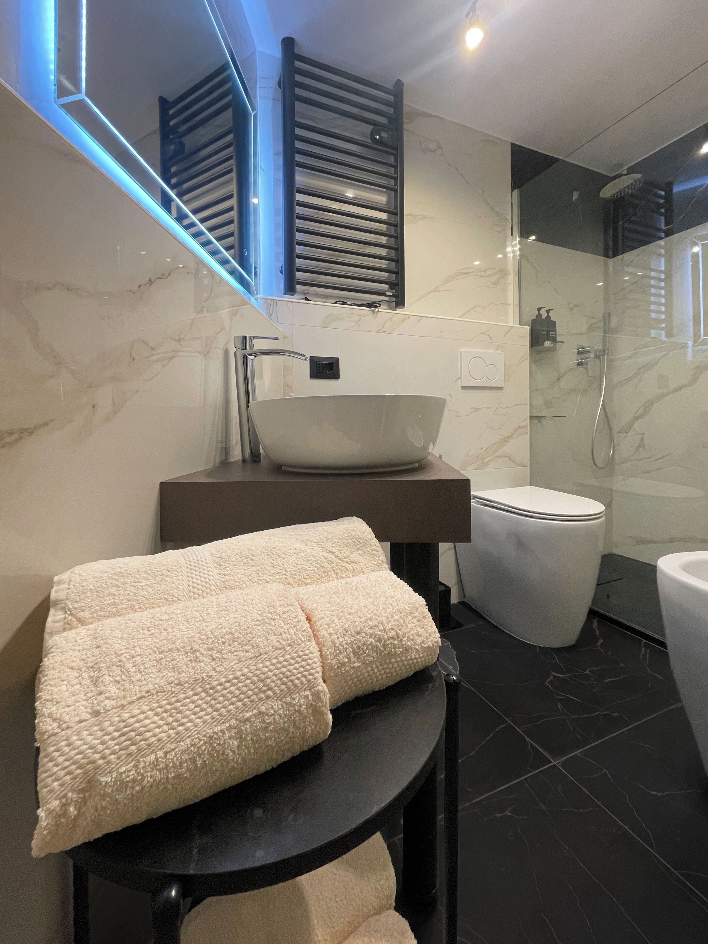 Ducha, secador de pelo, toallas, jabón