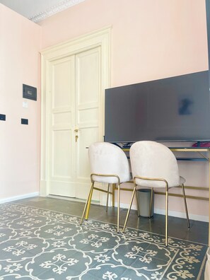 Luxury Double or Twin Room | Bar mini, meja, ruang kerja komputer riba, langsir/tirai gelap terus 