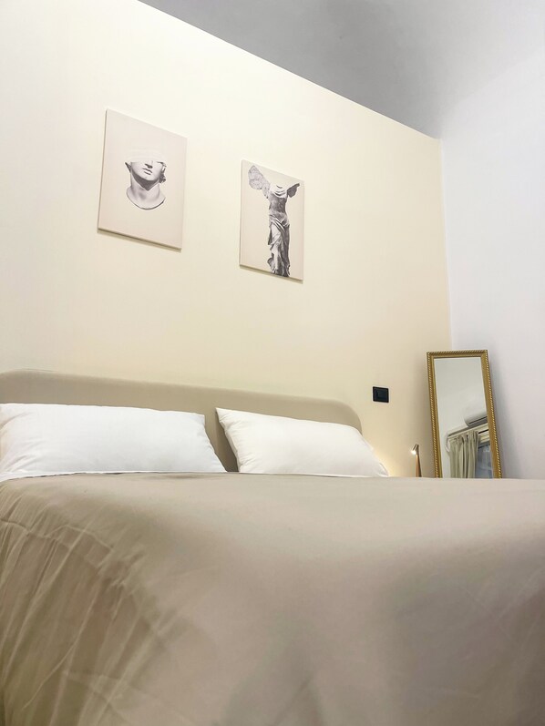 Standard Double or Twin Room | Desk, laptop workspace, blackout drapes, free WiFi - Flame B&B - Elegant Rooms (Catania)