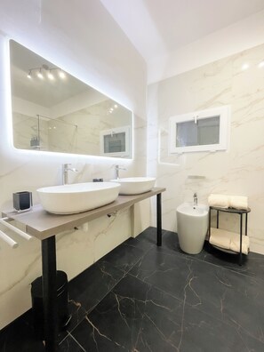 Habitación Deluxe con 1 cama doble o 2 individuales, balcón | Baño | Ducha, secador de pelo, bidé y toallas