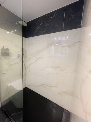 Standard Double or Twin Room | Bathroom | Shower, hair dryer, towels, soap - Flame B&B - Elegant Rooms (Catania)