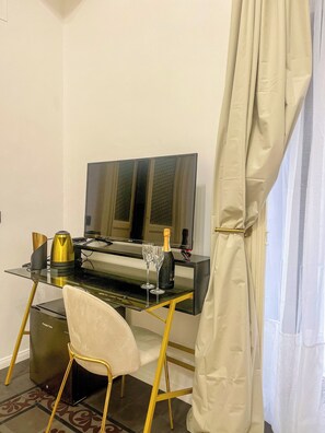 Standard Double or Twin Room | Desk, laptop workspace, blackout drapes, free WiFi - Flame B&B - Elegant Rooms (Catania)