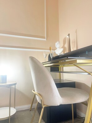 Deluxe Double or Twin Room, Balcony | Bar mini, meja, ruang kerja komputer riba, langsir/tirai gelap terus 