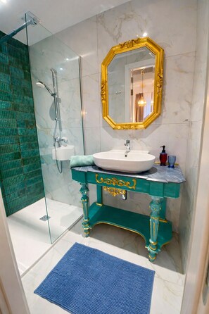 Shower, hair dryer, towels, soap - Valletta City Gate Apartment in Floriana (Il-Furjana)