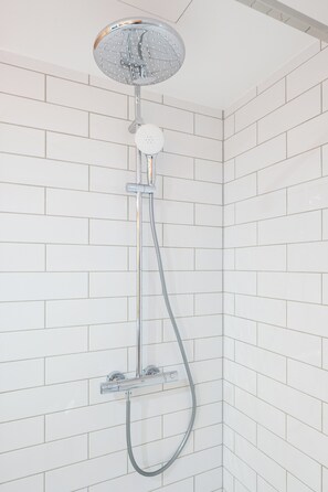 Douche, séchoir à cheveux, serviettes fournies, savon