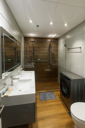 Shower, hair dryer, bidet, towels - Stylish 2-Bedroom Apartment-Amazing view of JBR and Marina on high floor (Dubai)