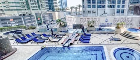 Piscine couverte, piscine extérieure