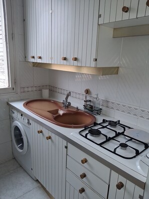 Fridge, microwave, oven, stovetop - Charming T2 in Nice - Close to amenities Bright and comfortable (Nice)