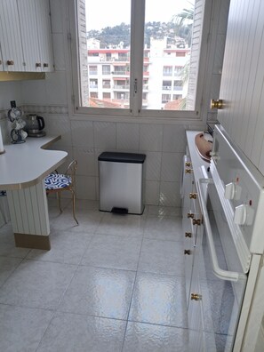 Fridge, microwave, oven, stovetop - Charming T2 in Nice - Close to amenities Bright and comfortable (Nice)