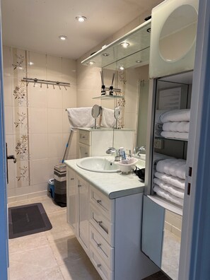 Een douche, een haardroger, handdoeken, zeep