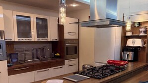 Microonde, forno, piano cottura, lavastoviglie