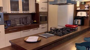 Een microgolfoven, een oven, een kookplaat, een vaatwasser