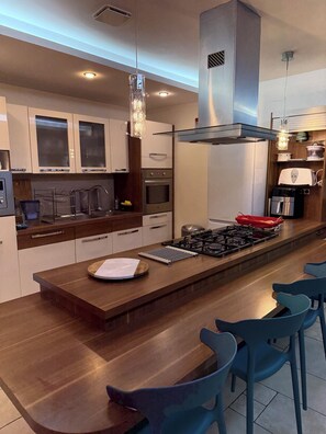 Micro-ondes, four, plaque de cuisson, lave-vaisselle